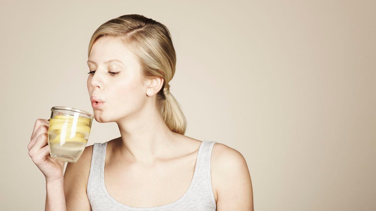 El agua con limón puede traer otros grandes beneficios para el organismo.