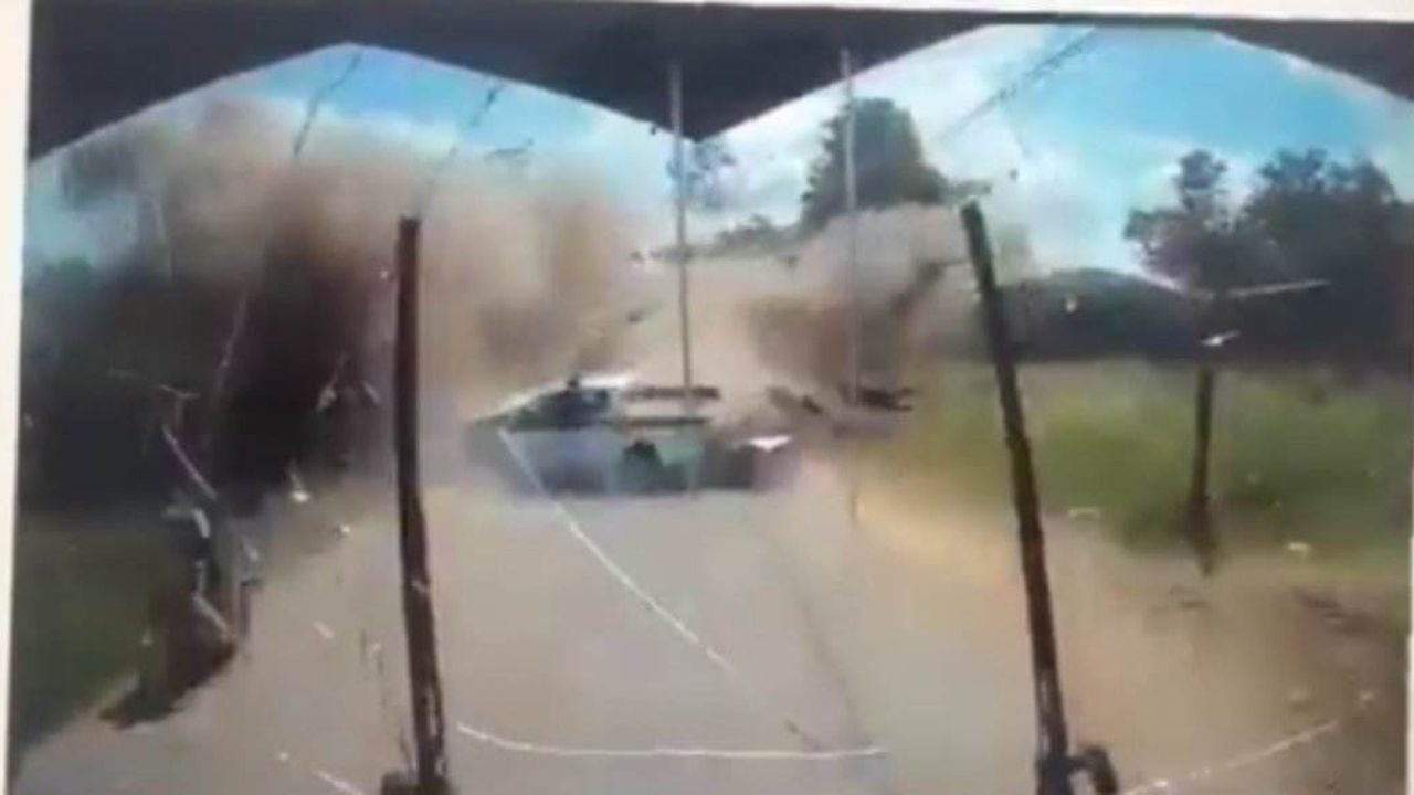 El bus que también resultó afectado grabó el momento exacto de la explosión.