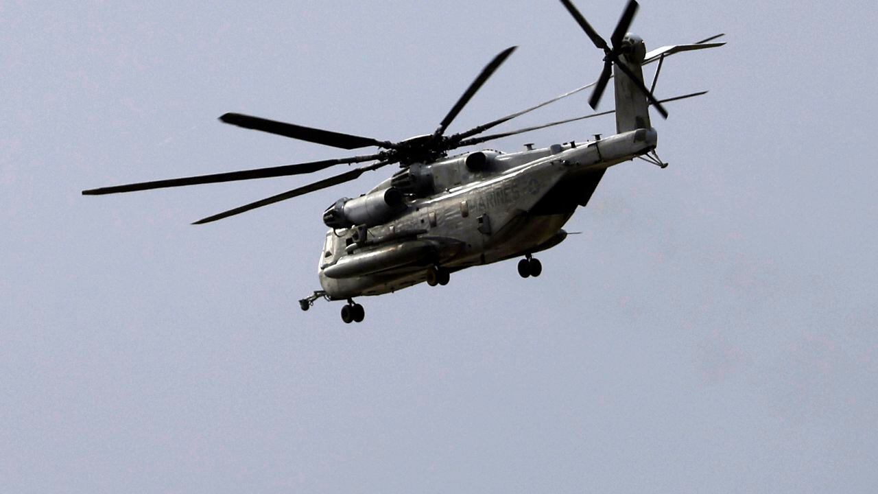 Un helicóptero CH-53E Super Stallion de la Infantería de Marina vuela en misión de entrenamiento en la base aérea de marines Miramar en San Diego, 6 de febrero de 2024. Las autoridades confirmaron el jueves 8 de febrero de 2024  que los cinco marines que volaban en un helicóptero que se estrelló en las montañas en las afueras de San Diego han muerto. El helicóptero CH-53E Super Stallion había desaparecido el martes en la tarde cuando regresaba a la Base Aérea Miramar de la Infantería de Marina en San Diego tras una misión de entrenamiento en la Base de la Fuerza Aérea Creech al noroeste de Las Vegas.(K.C. Alfred/The San Diego Union-Tribune via AP)