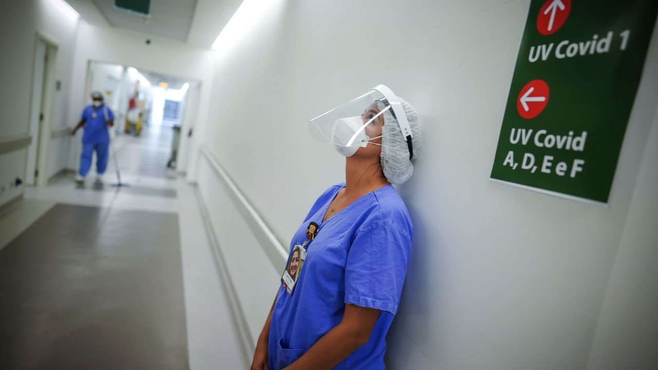 Personal médico exhausto en Brasil. Una enfermera se toma un descanso en una unidad de cuidados intensivos de pacientes con el COVID-19 en el Hospital das Clinicas de Porto Alegre. (AP Photo/Jefferson Bernardes, File)