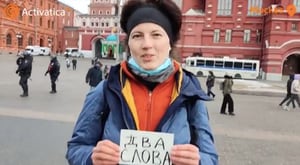 Con un letrero de "no a la guerra" es detenida una mujer rusa en Moscú.