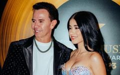 Jhonny Rivera y su novia en los Premios Latino Music Show