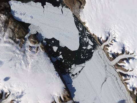 La imagen proporcionada por el Observatorio de la Tierra de la NASA muestra una parte del glaciar Petermann que se agrietó en Groenlandia