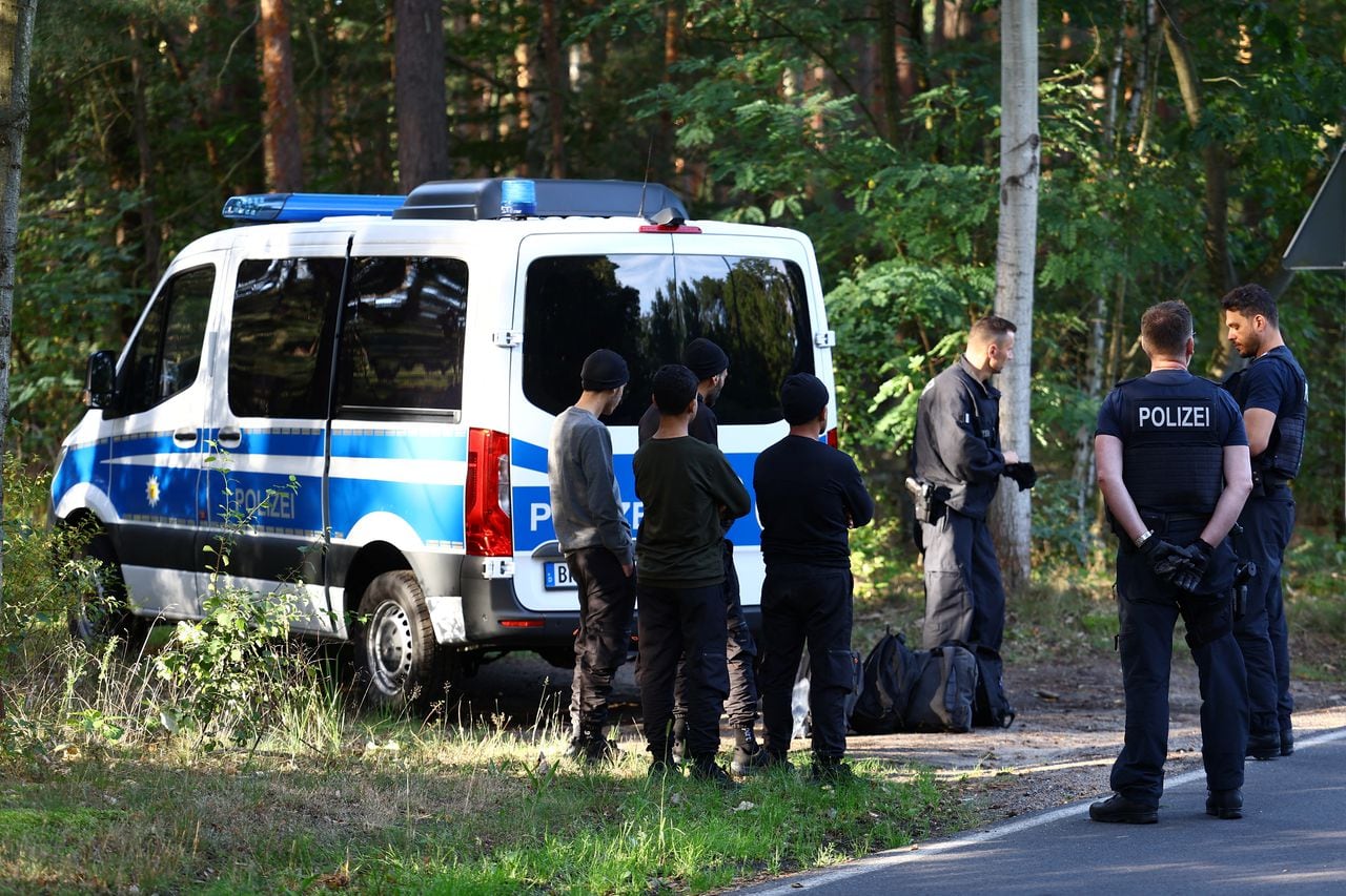 La policía detiene a sospechosos mientras patrullan a lo largo de la frontera entre Alemania y Polonia para evitar la migración ilegal cerca de Klinge