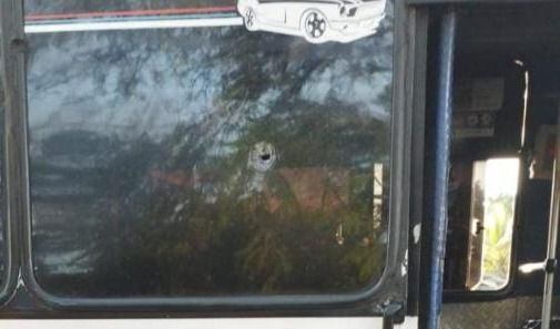 Las balas pasaron por las ventanas del bus.