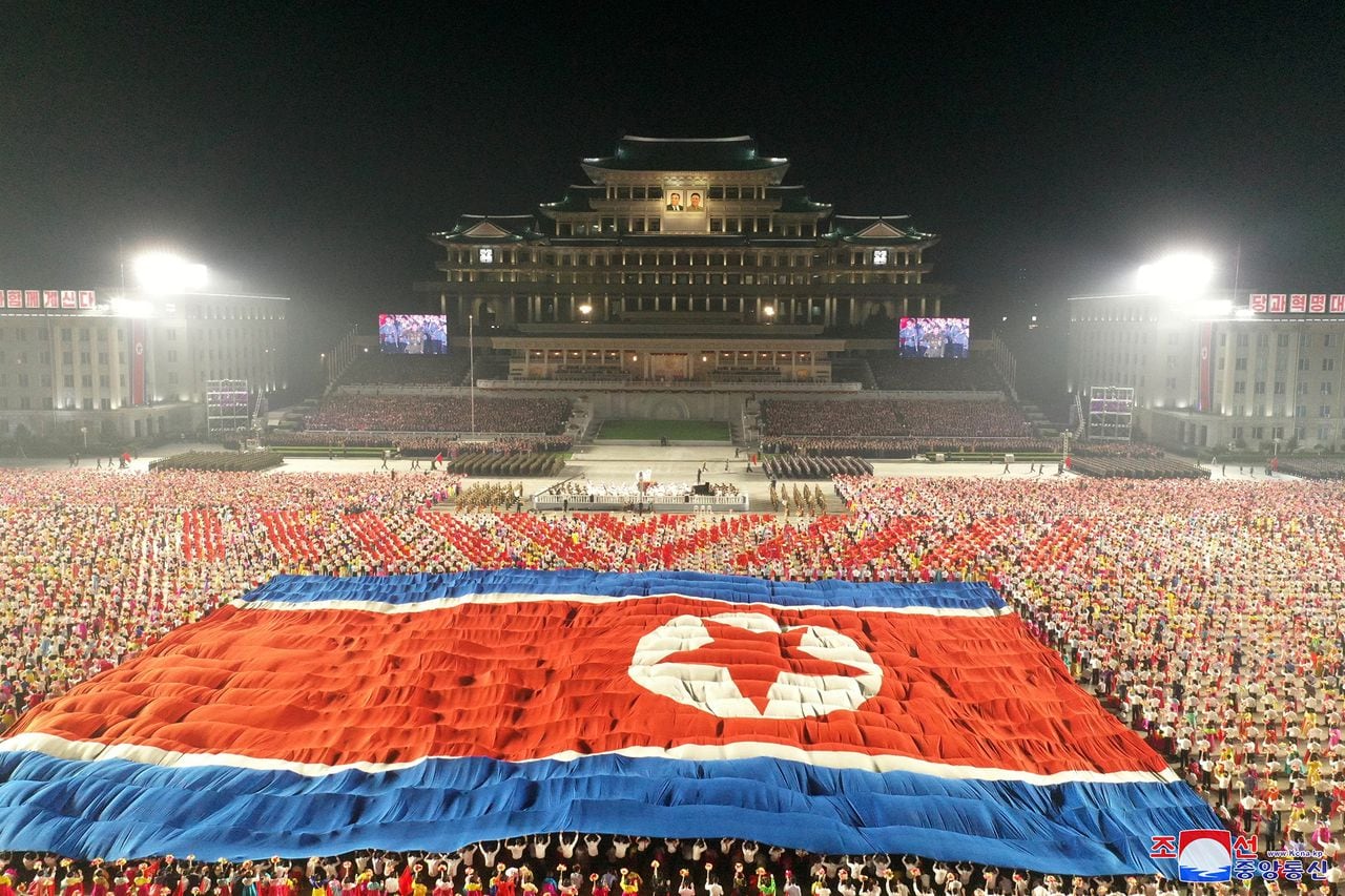 Desfile paramilitar celebrado para conmemorar el aniversario de la fundación de la república en la plaza Kim Il Sung en Pyongyang