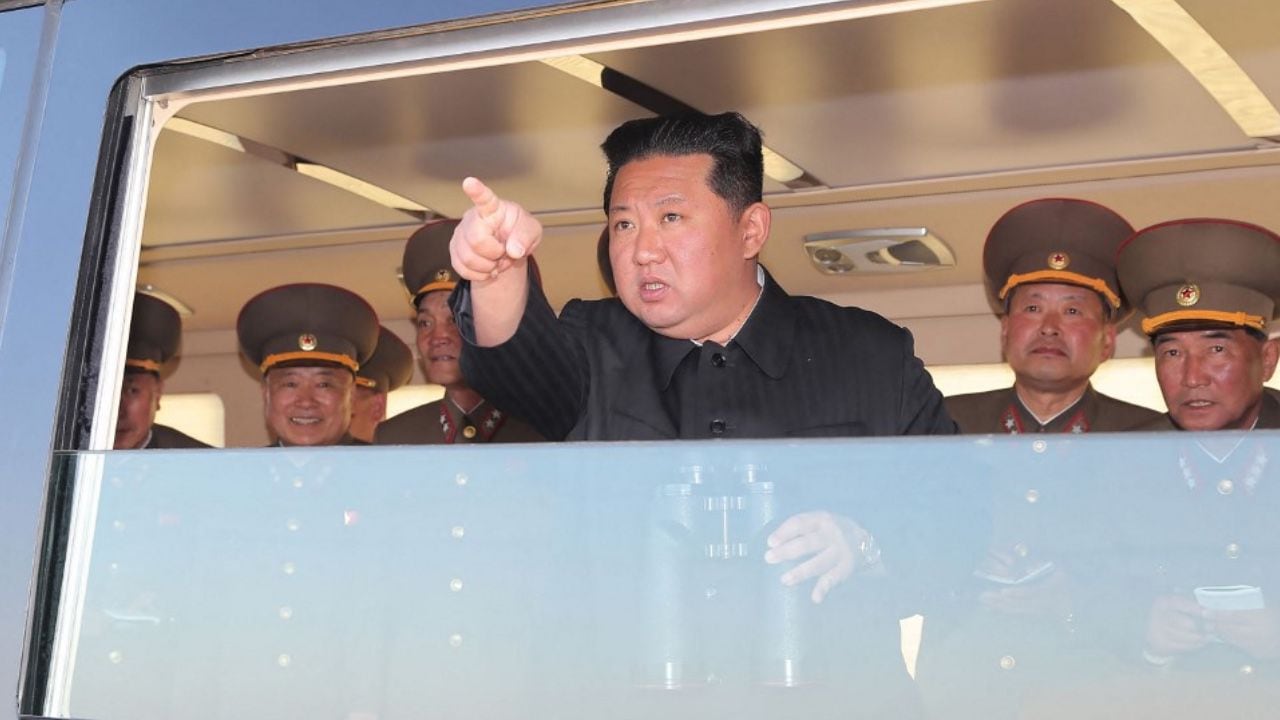 Kim Jong Un supervisa el lanzamiento de una nueva arma táctica en Corea del Norte