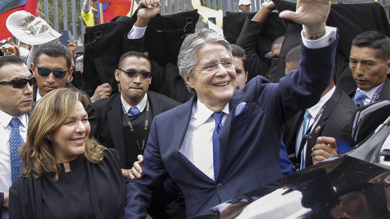 El presidente ecuatoriano Guillermo Lasso llegando a una sesión de la Asamblea Nacional donde los legisladores de la oposición buscaban juzgarlo por acusaciones de malversación de fondos en Quito, Ecuador, el martes 16 de mayo de 2023.