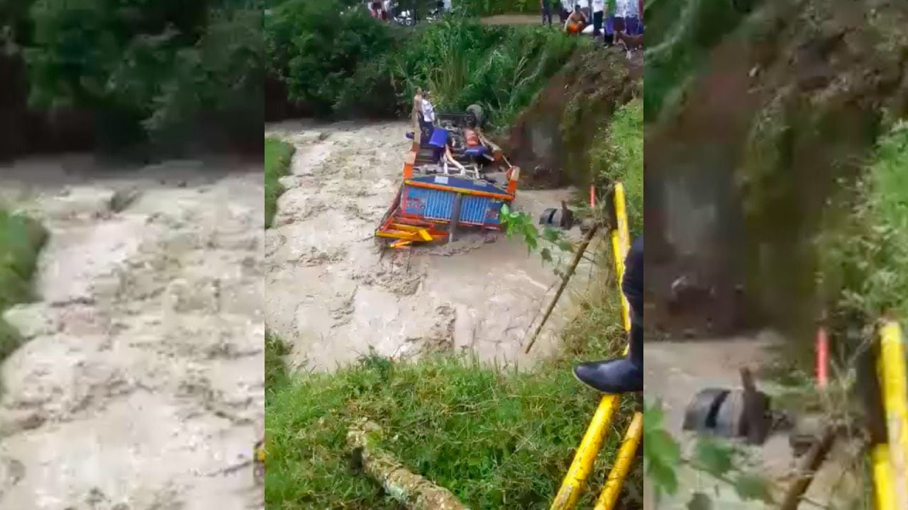 Un vehículo tipo escalera que se movilizaba por la vereda Las Andes de Salgar, Antioquia cayó a una quebrada con varios pasajeros a bordo.