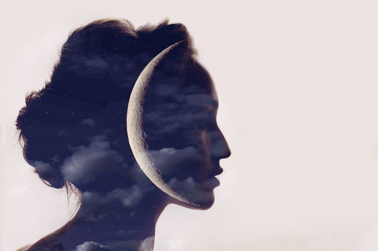 Retrato de silueta de perfil de mujer hermosa con luna en la cabeza