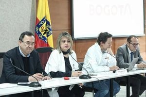El ministro del Interior, Alfonso Prada y la alcaldesa de Bogotá encargada, Edna Bonilla, lideraron un Puesto de Mando Unificado para estudiar las peticiones de la comunidad embera.