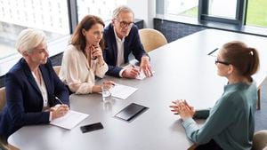 Mujer durante una entrevista de trabajo y tres elegantes miembros de la gerencia