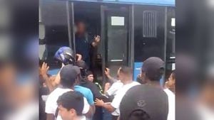 Los pasajeros del bus le gritaron "violador" al supuesto abusador.