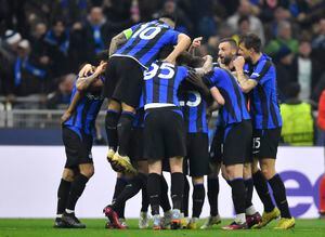 Jugadores del Inter celebrando el tanto de la victoria ante Porto.