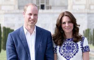 AGRA, INDIA - 16 DE ABRIL: El príncipe William, duque de Cambridge y Catherine, duquesa de Cambridge posan frente al Taj Mahal el 16 de abril de 2016 en Agra, India. Este es el último compromiso de la pareja real después de una visita de una semana a India y Bután que los ha llevado a ciudades como Mumbai, Delhi, Kaziranga, Bután y Agra. (Foto de Chris Jackson / Getty Images)