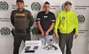 Al sujeto le hallaron un arma de fuego con municiones.