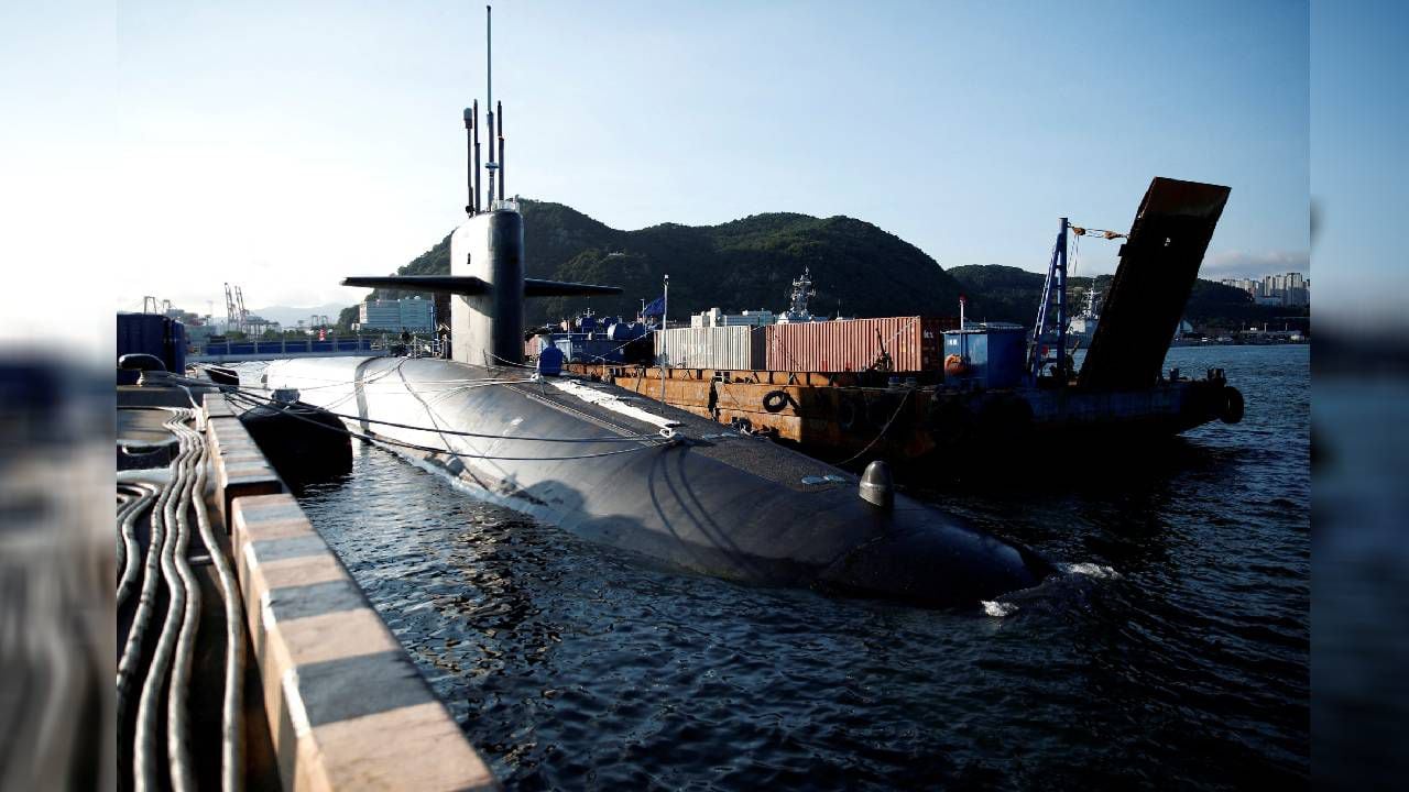 FOTO DE ARCHIVO: El submarino estadounidense de misiles balísticos USS Kentucky anclado en la base naval de Busan.