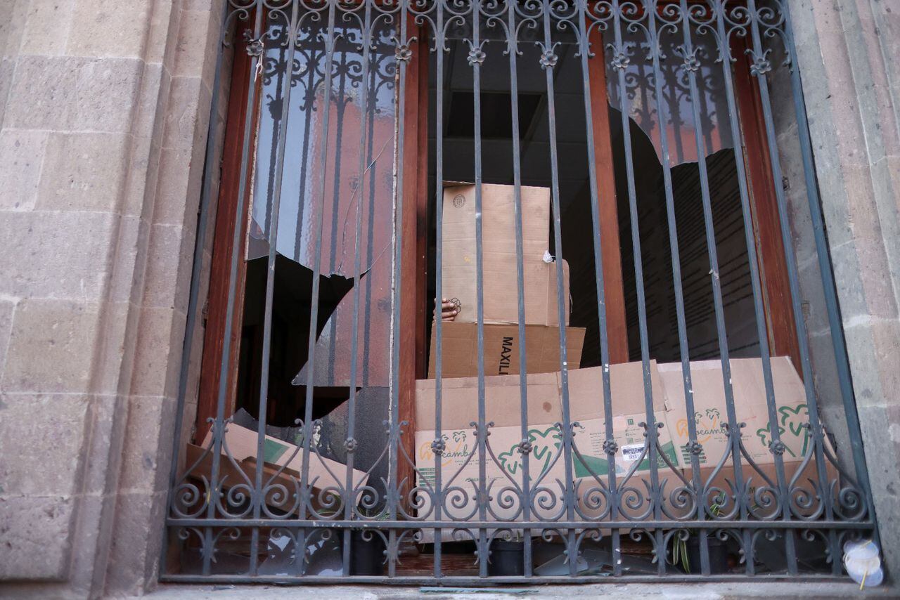 Unos manifestantes derriban con una camioneta una puerta del palacio presidencial en Ciudad de México el 6 de marzo de 2024