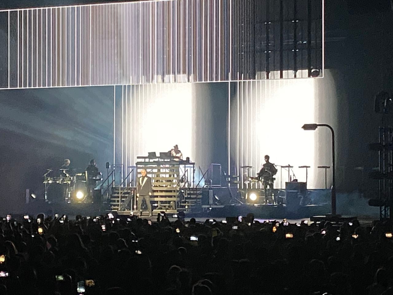 Pet Shop Boys en concierto en Bogotá, el 9 de diciembre de 2023, en el Movistar Arena.