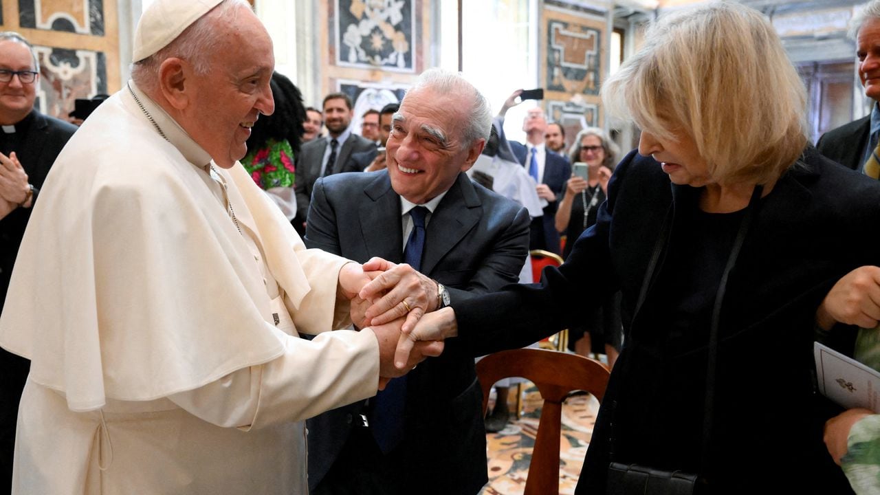 El Papa Francisco se reúne con el director Martin Scorsese y su esposa Helen Morris durante una conferencia promovida por La Civilta Cattolica y la Universidad de Georgetown en el Vaticano