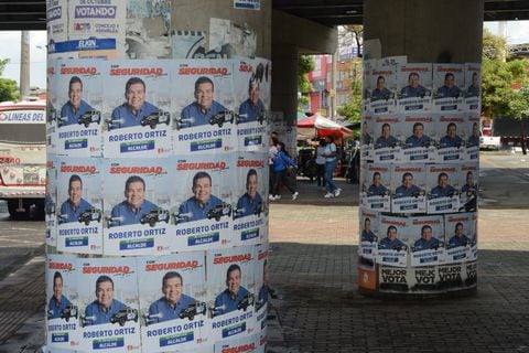 Cali: Aún continúa vallas, pasa calles y afiches en las vías de la ciudad, se anuncian multas sin no la retiran pronto. Foto José L Guzmán. El País