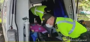 Policía de Tránsito de Antioquia halló 118 paquetes que contenían cocaína camuflado en una ambulancia.