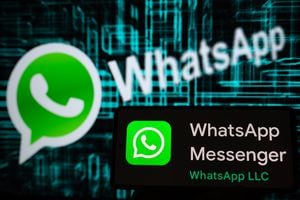 La aplicación móvil de WhatsApp se muestra en el teléfono con WhatsApp en la pantalla en esta ilustración fotográfica. El 26 de enero de 2023 en Bruselas, Bélgica.