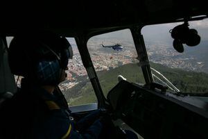 Una gigantesca operación que requiere la mayor coordinación para dirigir los  helicópteros por primera vez la Fuerza Aérea Colombiana, aviación del Ejército Nacional, Policia Nacional,  Bomberos y helicópteros de Helistar  unen esfuerzos para contrarrestar desde el aire esta conflagración.