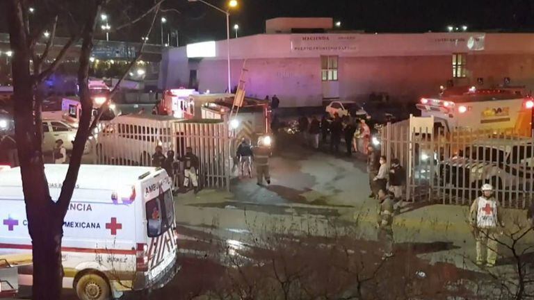Ambulancias y personal de equipos de rescate afuera de un centro de inmigración en Ciudad Juárez, México, el martes 28 de marzo de 2023. Al menos tres docenas de migrantes han muerto en un incendio.