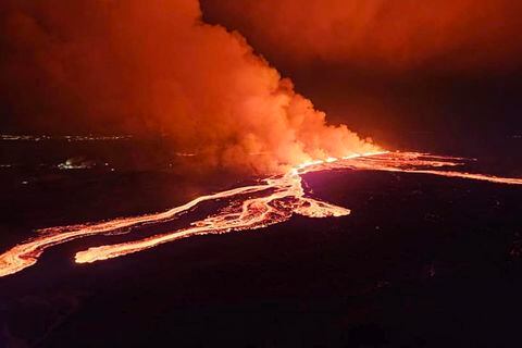 Esta imagen proporcionada por la Defensa Civil Islandesa muestra una erupción de lava entre las montañas Hagafell y Stóri-Skógfell, islandia, el sábado 16 de marzo de 2024. (Defensa Civil Islandesa via AP)