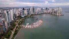 Vista aérea de la zona comercial y la franja costera de la Ciudad de Panamá, tomada el 26 de abril de 2024.