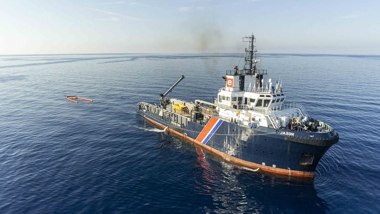 Barco trabajando exploración petrolera. (Photo by - / Marine Nationale / AFP).