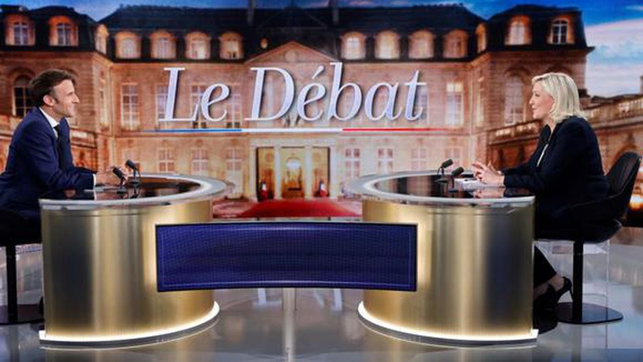 El presidente de Francia, Emmanuel Macron, debate con su rival Marine Le Pen antes de la segunda vuelta presidencial del domingo. (LUDOVIC MARIN / POOL / AFP).
