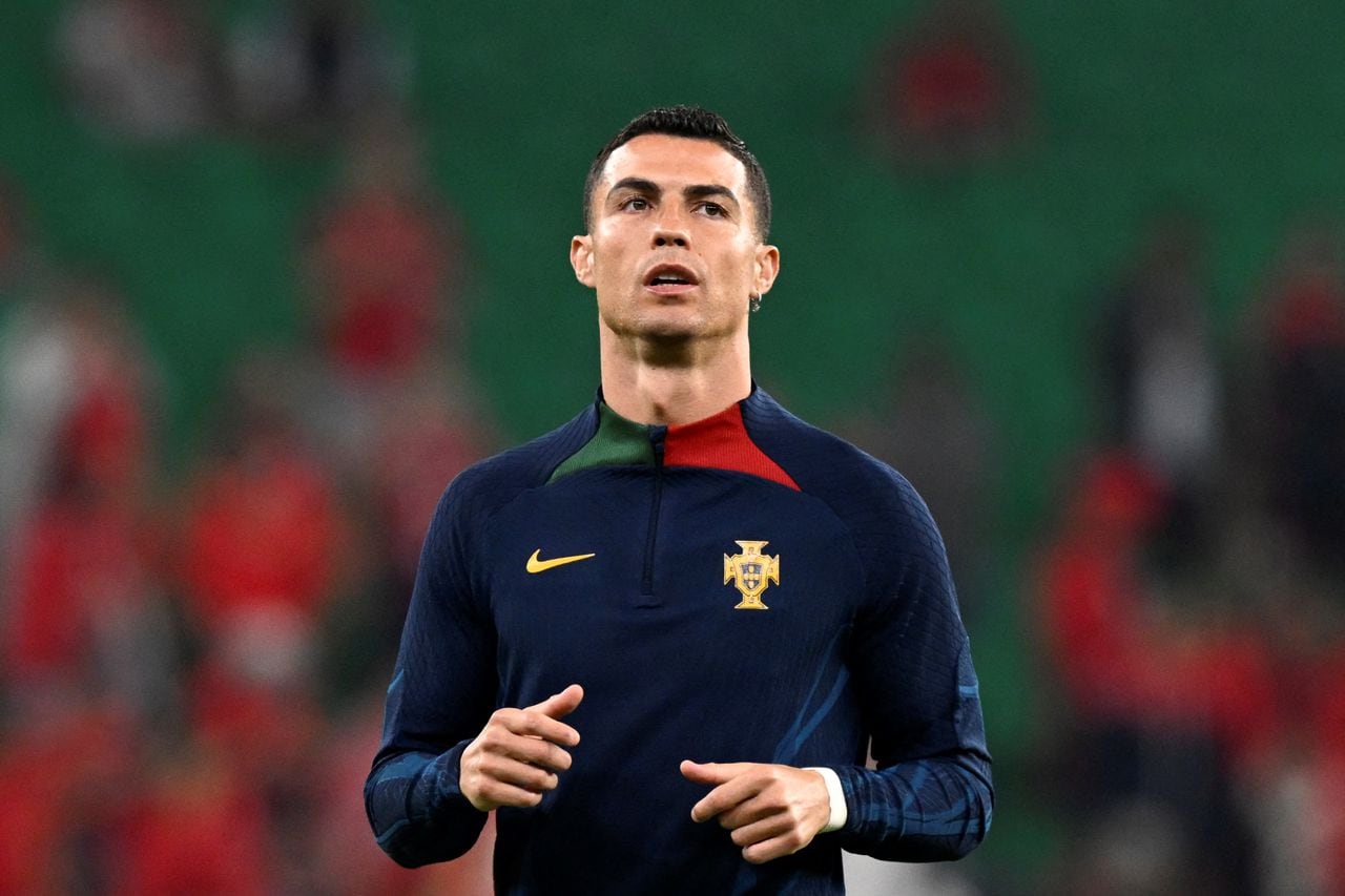 Portugal's forward #07 Cristiano Ronaldo  warms up prior to the  Qatar 2022 World Cup quarter-final football match between Morocco and Portugal at the Al-Thumama Stadium in Doha on December 10, 2022. (Photo by PATRICIA DE MELO MOREIRA / AFP)