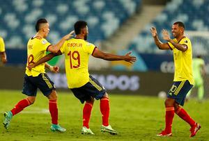 Edwin Cardona (derecha), de la selección de Colombia, festeja con sus compañeros luego de abrir el marcador en el partido ante Ecuador, el domingo 13 de junio de 2021. El duelo de la Copa América se realizó en Cuiabá, Brasil (AP Foto/Bruna Prado)