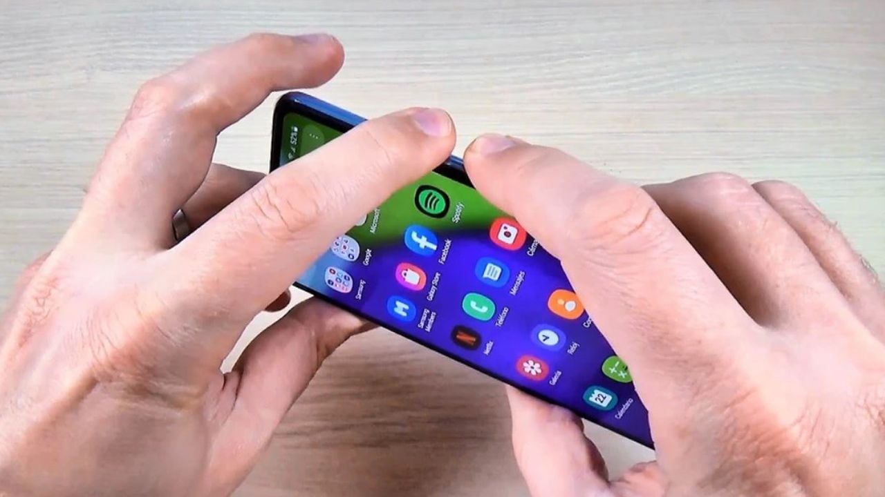 Hacer una captura de pantalla en un celular con Android es una tarea sencilla que se puede realizar utilizando los botones físicos del dispositivo.