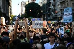 Decenas de miles de estudiantes universitarios argentinos salieron a las calles para protestar por los recortes a la educación pública superior.