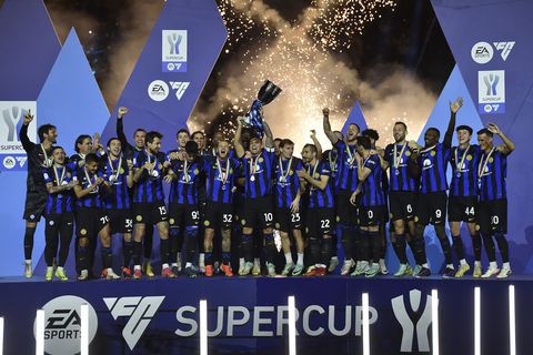 Los jugadores del Inter de Milán celebran con el trofeo después de ganar la final de la Supercopa de Italia entre el Inter de Milán y el Napoli en el estadio Al Awwal Park en Riad, Arabia Saudita, el lunes 22 de enero de 2024. (Foto AP)