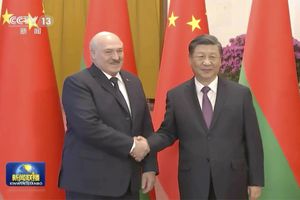 En esta imagen tomada de un video de CCTV de China, el presidente de Bielorrusia, Alexander Lukashenko, a la izquierda, le da la mano al presidente chino, Xi Jinping, durante una ceremonia de bienvenida celebrada en el Gran Salón del Pueblo, en Beijing, el miércoles 1 de marzo de 2023. (CCTV via AP)