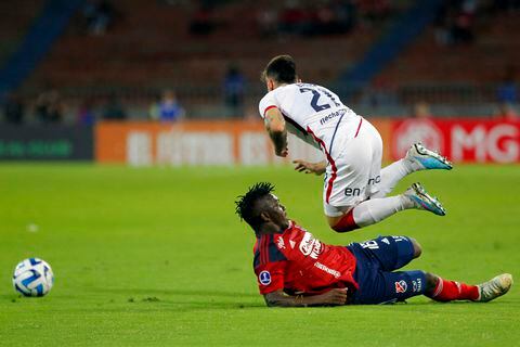Independiente Medellin's forward Edwuin Cetre (Bottom) and San Lorenzo's forward Malcom Braida (Top) fight for the ball during the Copa Sudamericana round of 32 knockout play-offs first leg football match between Colombia's Independiente Medellin and Argentina's San Lorenzo at the Atanasio Girardot stadium in Medellin, Colombia, on July 12, 2023. (Photo by Freddy BUILES / AFP)