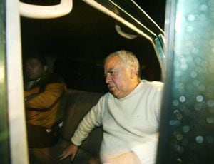 Fotografía del año 2002 que muestra a El Ajedrecista dentro de un carro a las afueras de la cárcel de Cómbita, Boyacá.