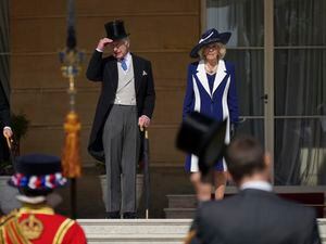 El rey Carlos III de Gran Bretaña y la reina consorte se paran con otros miembros de la familia real en los escalones durante una fiesta en el jardín en el Palacio de Buckingham, Londres, el miércoles 3 de mayo de 2023, para celebrar la coronación el 6 de mayo. (Yui Mok/Pool via AP)