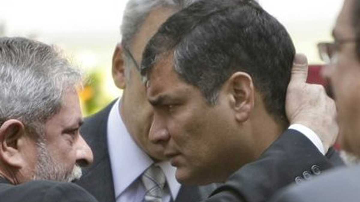 El presidente de Ecuador, Rafael Correa, junto con su homólogo de Brasil, Luiz Inacio Lula da Silva. (Foto: AP)