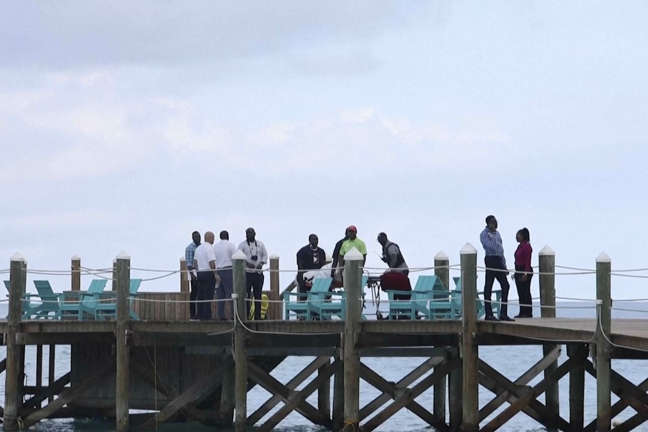 En esta captura de pantalla tomada de un video, los socorristas sacan el cuerpo de una víctima de tiburón en una camilla, en New Providence, Bahamas, el lunes 4 de diciembre de 2023.
