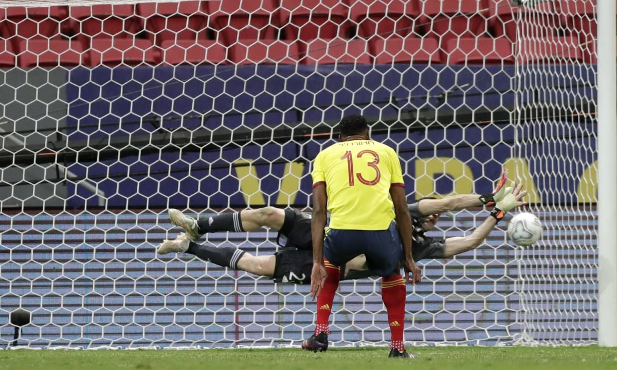 Emiliano Martínez y Yerry Mina en las semifinales de la Copa América. Foto: AP/Eraldo Peres