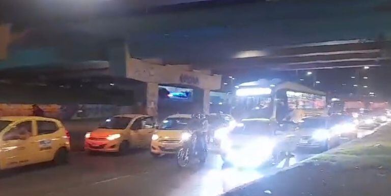 Bloqueo de taxis en la Avenida El Dorado.