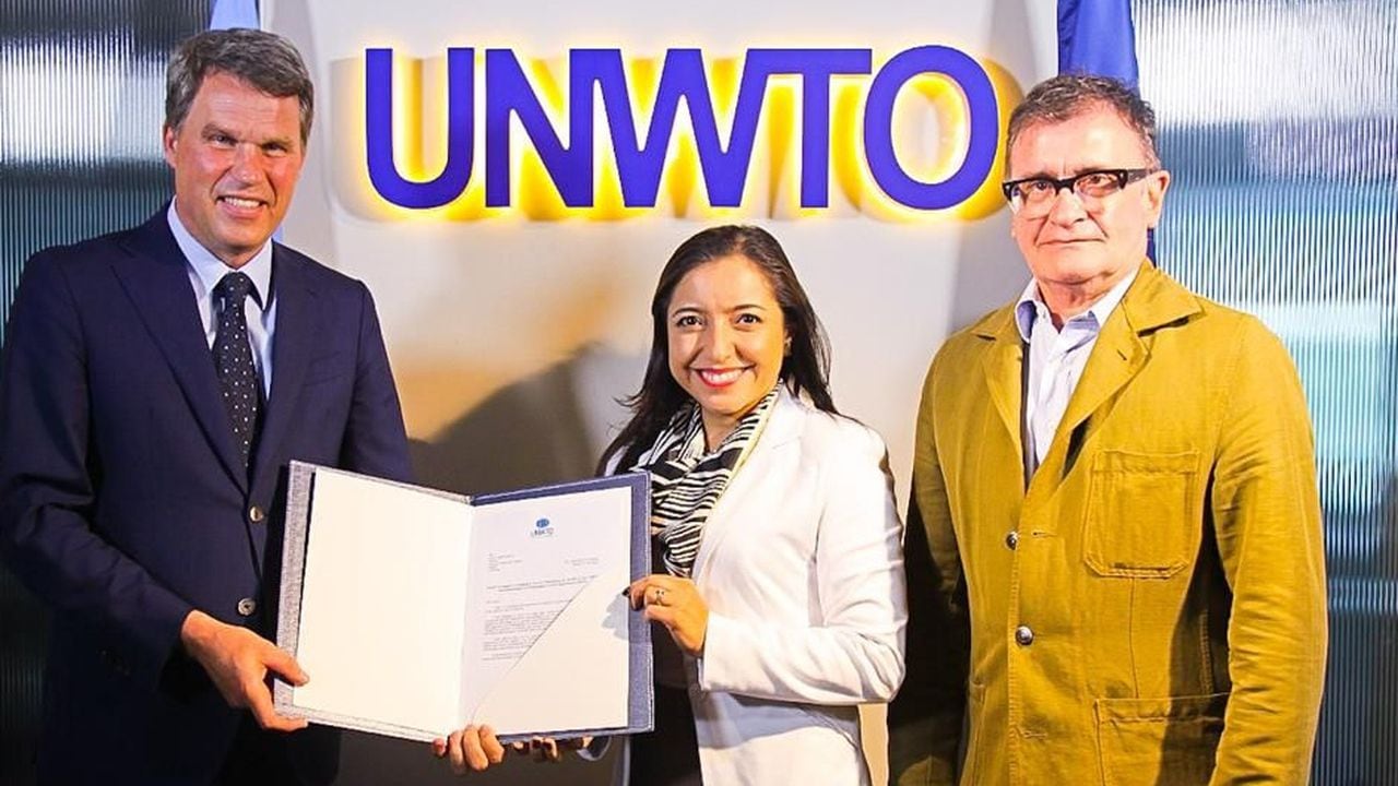 La directora del Instituto Distrital de Turismo (IDT), Karol Fajardo, recibiendo la certificación de la inclusión de Bogotá a la Red de Destinos Turísticos Sostenible