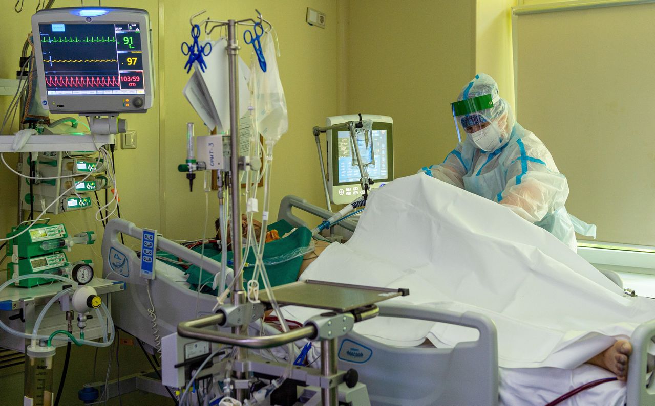 Una enfermera con un traje protector contra el coronavirus trata a un paciente con COVID-19 en el hospital municipal número 52 para enfermos de coronavirus en Moscú.  (Denis Grishkin, Moscow News Agency vía AP)