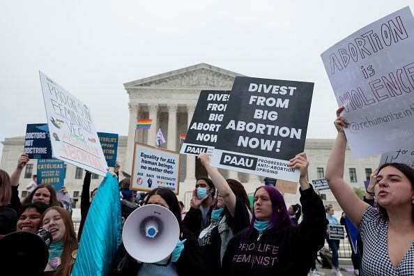 Activistas provida se manifiestan frente a la Corte Suprema, en Washington, en contra del aborto.