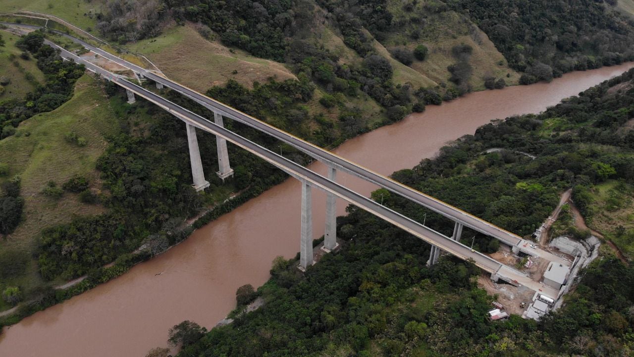 Puente sobre el río Cauca